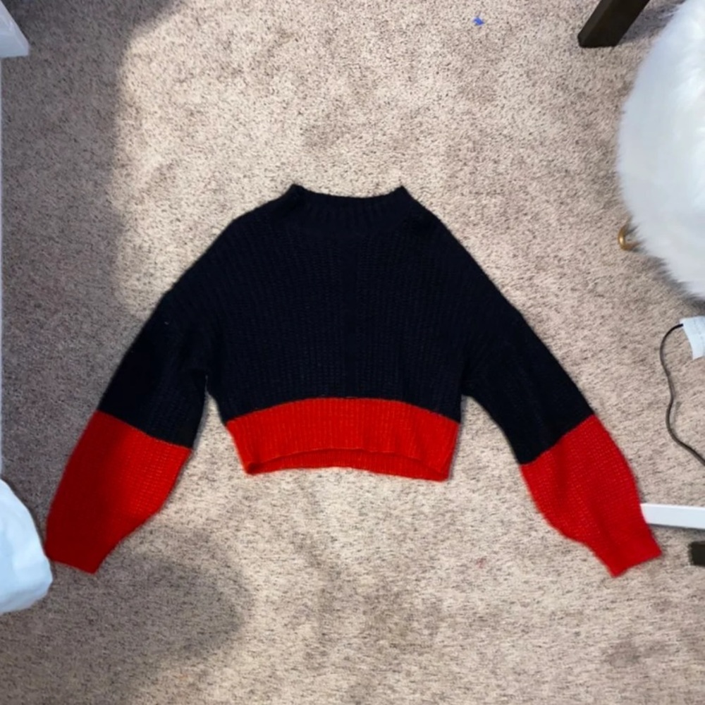 Size L cropped sweater